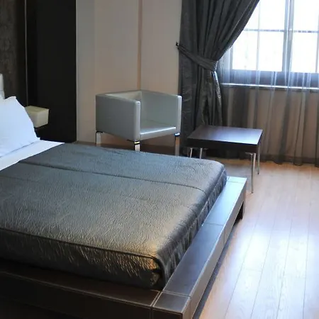 مونارك تيرانا