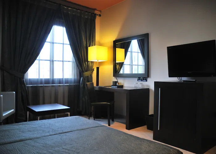 莫纳克酒店 地拉那