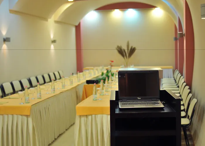 莫纳克酒店 4* 地拉那