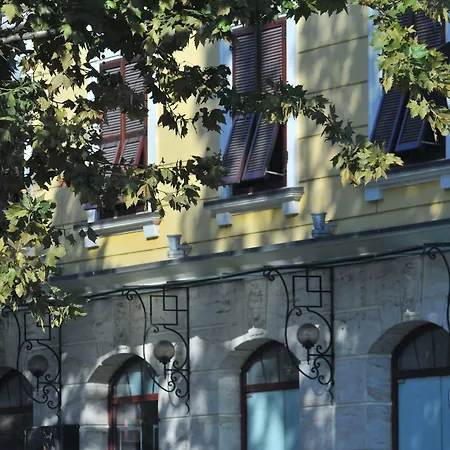 Monarc Отель Тирана